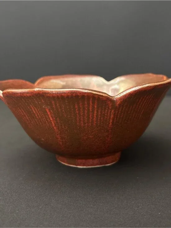 Two-Tone Flower Shaped Bowl Glossy Reddish Brown Glaze Scalloped Rim Ribbed 6" - Picture 1 of 9